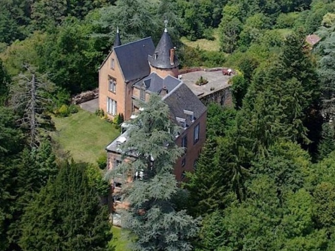 achat vente Château a vendre  , dépendances Puy-de-Dôme , au milieu des bois sur une hauteur dominant la Sioule PUY DE DOME AUVERGNE