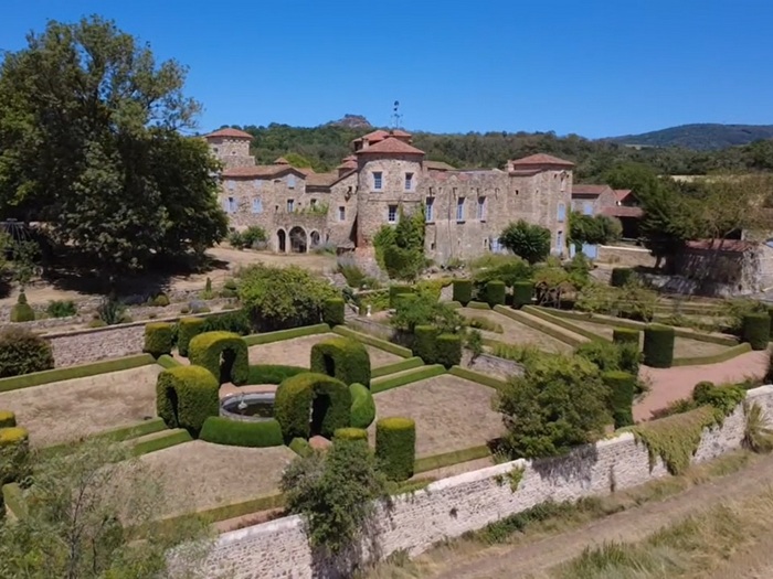 achat vente Château a vendre  , dépendances, deux maison annexes Vic-le-Comte , à 7 km, ensemble unique en Auvergne PUY DE DOME AUVERGNE