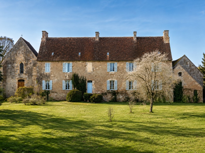 achat vente Ancienne Abbaye Cistercienne a vendre  ISMH , dépendances Indre , à 10 mn ville avec commerces, campagne berrichonne INDRE CENTRE