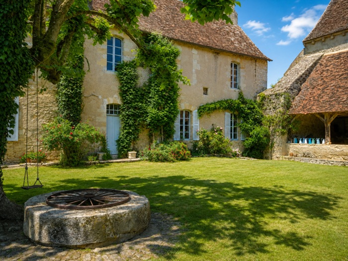 achat vente Ancienne Abbaye Cistercienne a vendre  ISMH , dépendances Indre , à 10 mn ville avec commerces, campagne berrichonne INDRE CENTRE