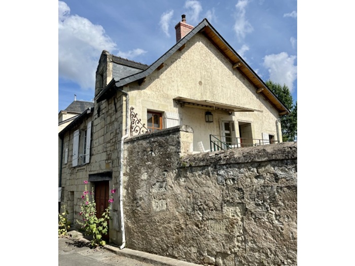 achat vente maison de village a vendre  en pierres de Tuffeau , garage, puits Candes Saint-Martin , plus beaux villages de France INDRE ET LOIRE CENTRE