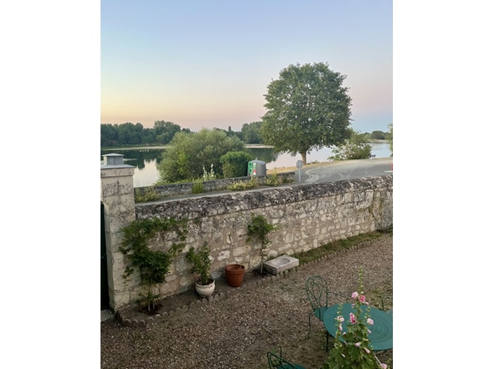 achat vente maison de village a vendre  en pierres de Tuffeau , garage, puits Candes Saint-Martin , plus beaux villages de France INDRE ET LOIRE CENTRE