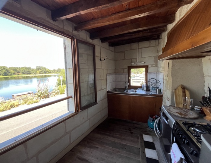 achat vente maison de village a vendre  en pierres de Tuffeau , garage, puits Candes Saint-Martin , plus beaux villages de France INDRE ET LOIRE CENTRE