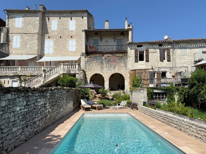 achat vente Demeure de caractère a vendre  en parfait état , piscine Castelnau-Montratier , en bordure d'un charmant village bastide, 1h15 aéroport et LOT MIDI PYRENEES