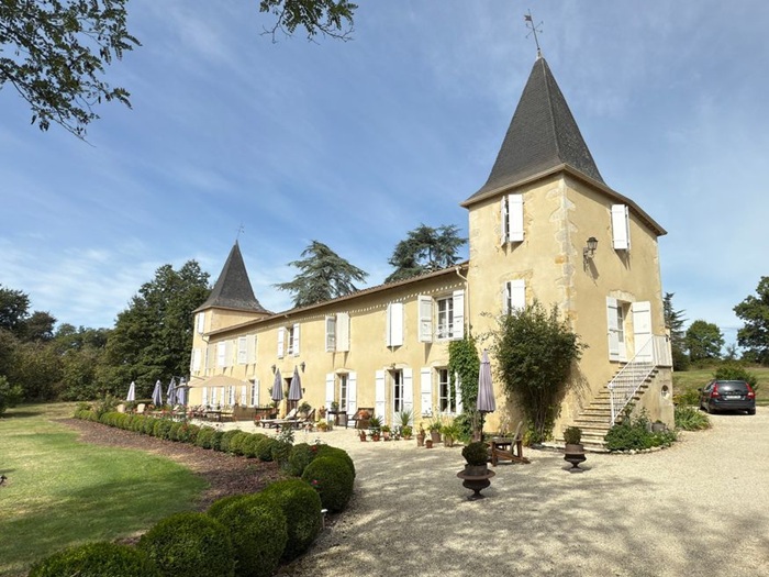 achat vente Manoir a vendre  en parfait état , dépendance, gîte, piscine Condom , à proximité, pas de voisins proches GERS MIDI PYRENEES