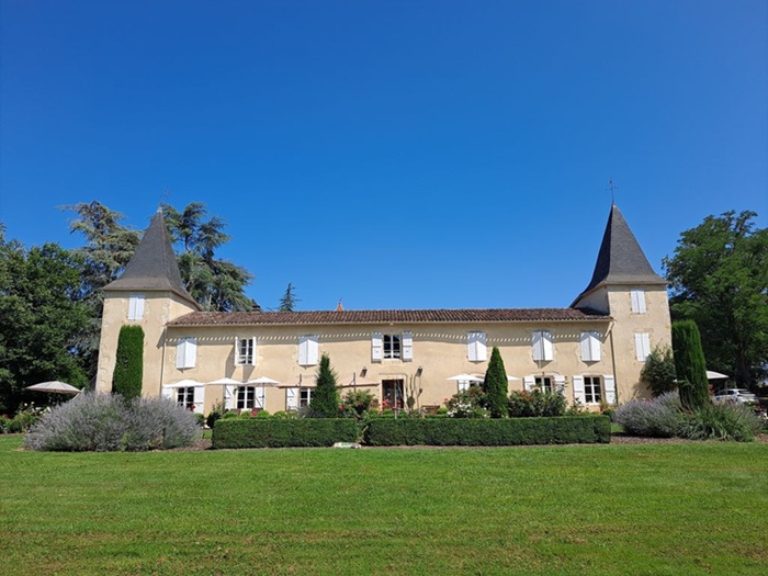 achat vente Manoir a vendre  en parfait état , dépendance, gîte, piscine Condom , à proximité, pas de voisins proches GERS MIDI PYRENEES