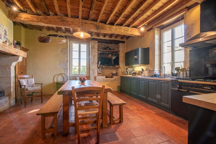 achat vente Charmante Maison en pierre a vendre  en très bon état , dépendance, piscine, puits Miradoux , à quelques minutes, vue imprenable GERS MIDI PYRENEES