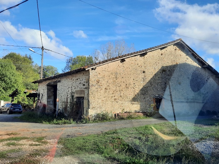 achat vente Chaumière rustique a vendre  , grange attenante Entre Chasseneuil et La Roche  , dans un hameau au calme CHARENTE POITOU CHARENTES