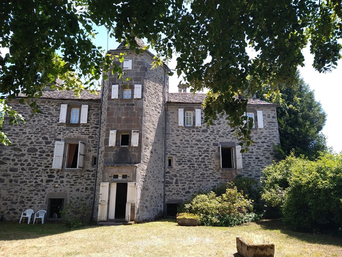 achat vente Manoir a vendre  en très bon état , dépendance Allanche , à 15 mn, 40 mn A75, coeur de village CANTAL AUVERGNE