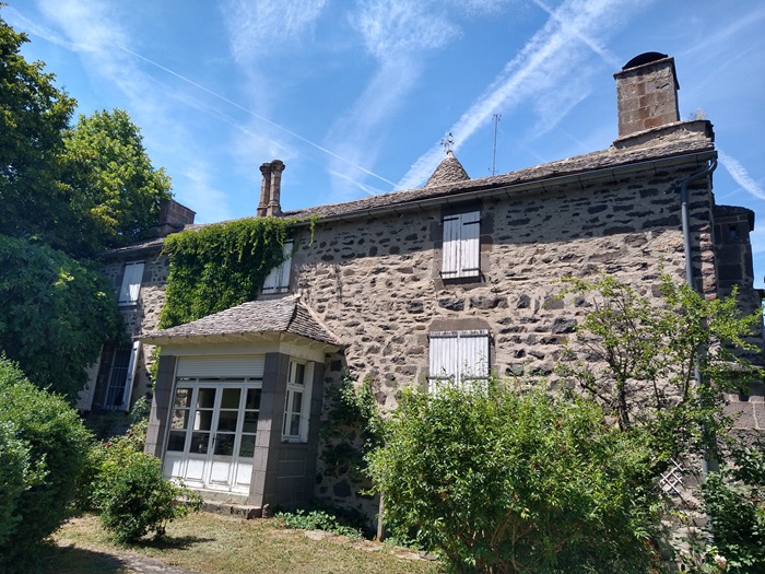 achat vente Manoir a vendre  en très bon état , dépendance Allanche , à 15 mn, 40 mn A75, coeur de village CANTAL AUVERGNE