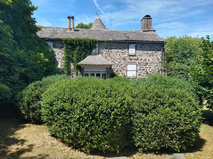 achat vente Manoir a vendre  en très bon état , dépendance Allanche , à 15 mn, 40 mn A75, coeur de village CANTAL AUVERGNE