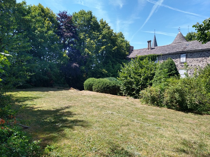achat vente Manoir a vendre  en très bon état , dépendance Allanche , à 15 mn, 40 mn A75, coeur de village CANTAL AUVERGNE