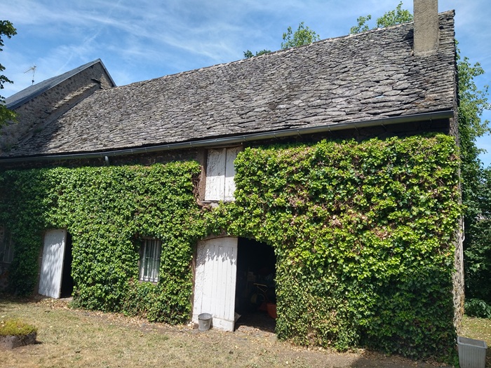 achat vente Manoir a vendre  en très bon état , dépendance Allanche , à 15 mn, 40 mn A75, coeur de village CANTAL AUVERGNE