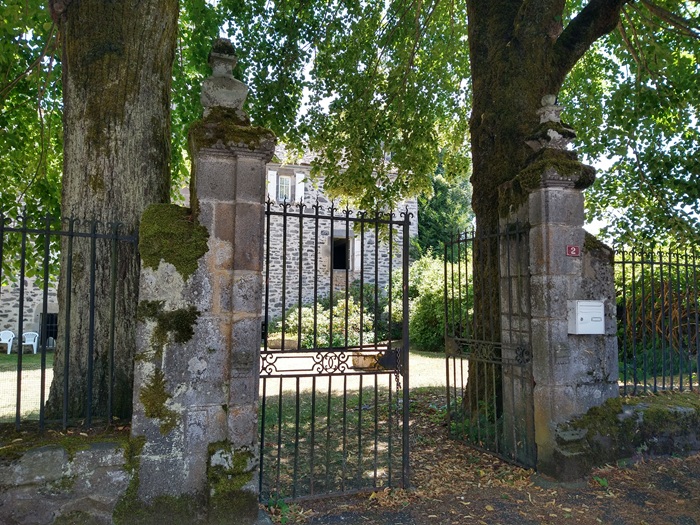 achat vente Manoir a vendre  en très bon état , dépendance Allanche , à 15 mn, 40 mn A75, coeur de village CANTAL AUVERGNE