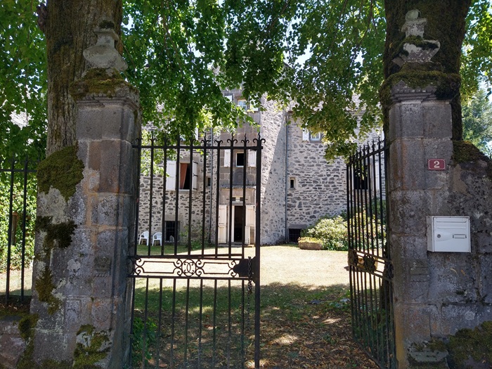 achat vente Manoir a vendre  en très bon état , dépendance Allanche , à 15 mn, 40 mn A75, coeur de village CANTAL AUVERGNE