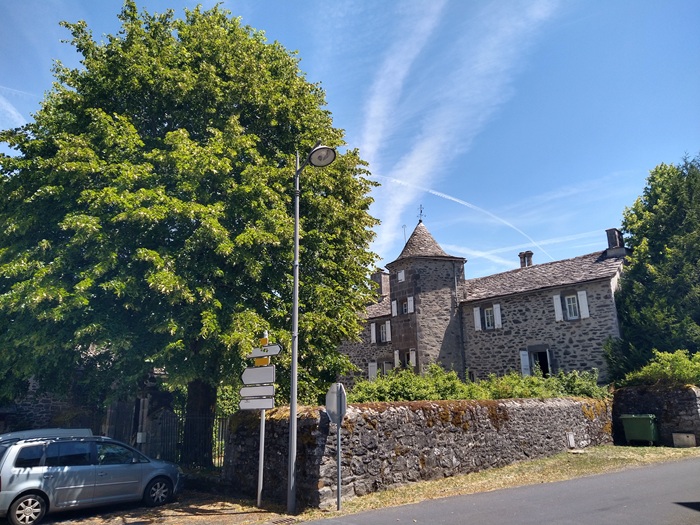 achat vente Manoir a vendre  en très bon état , dépendance Allanche , à 15 mn, 40 mn A75, coeur de village CANTAL AUVERGNE