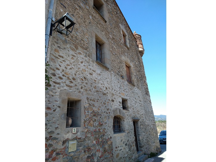achat vente Ancien Château a vendre  à restaurer  (non attenant) Perpignan  à 35 mn, dans village historique PYRENEES ORIENTALES LANGUEDOC ROUSSILLON