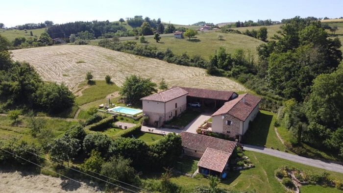 achat vente Ancien Corps de Ferme a vendre  , dépendances, piscine Essertines en Donzy , 20 mn de la A 89 et 1 h de Lyon RHONE RHONE ALPES