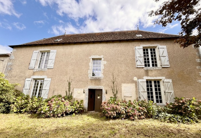achat vente Maison de Maître a vendre  , dépendances, pigeonnier, piscine Luchapt  VIENNE POITOU CHARENTES