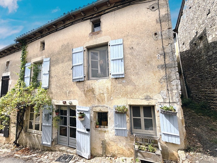 achat vente Maison ancienne de caractère a vendre en pierre , dépendances Nanteuil-en-vallée , villages les plus pittoresques et recherchés de la Charent CHARENTE POITOU CHARENTES