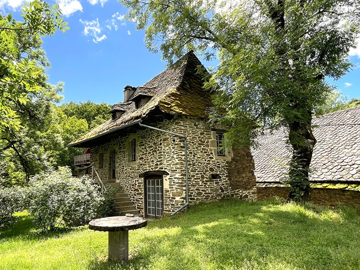 achat vente Ancien Corps de ferme Authentique a vendre restauré , dépendances, gîtes Lapeyrugue , à 40mn Aurillac, cadre idyllique, sans voisins CANTAL AUVERGNE