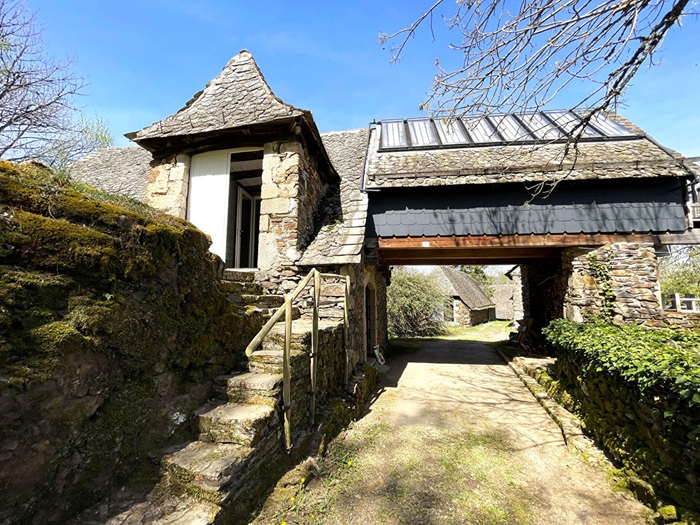 achat vente Ancien Corps de ferme Authentique a vendre  restauré , dépendances, gîtes Lapeyrugue , à 40mn Aurillac, cadre idyllique, sans voisins CANTAL AUVERGNE