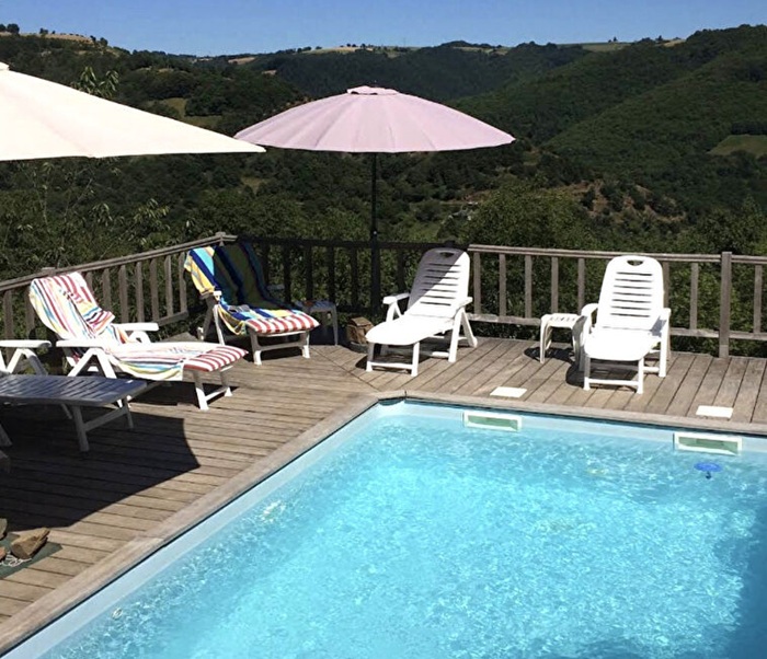 achat vente Ancien Corps de ferme Authentique a vendre  restauré , dépendances, gîtes Lapeyrugue , à 40mn Aurillac, cadre idyllique, sans voisins CANTAL AUVERGNE