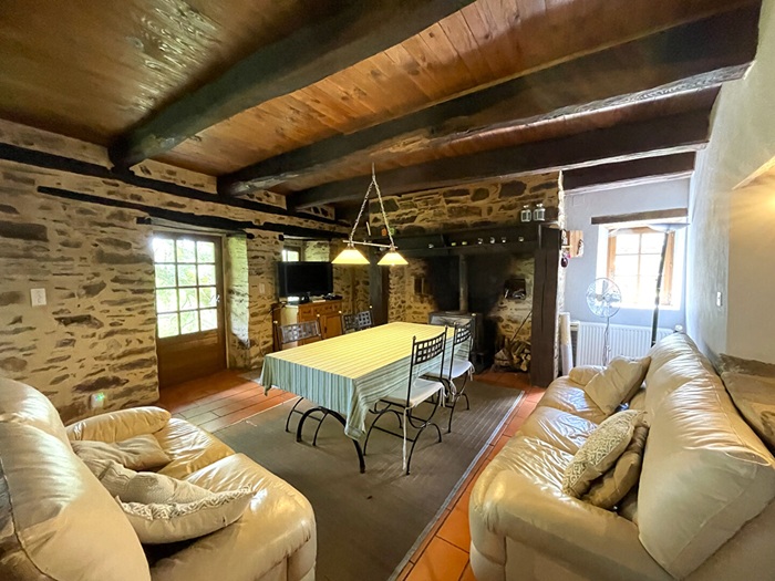 achat vente Ancien Corps de ferme Authentique a vendre  restauré , dépendances, gîtes Lapeyrugue , à 40mn Aurillac, cadre idyllique, sans voisins CANTAL AUVERGNE
