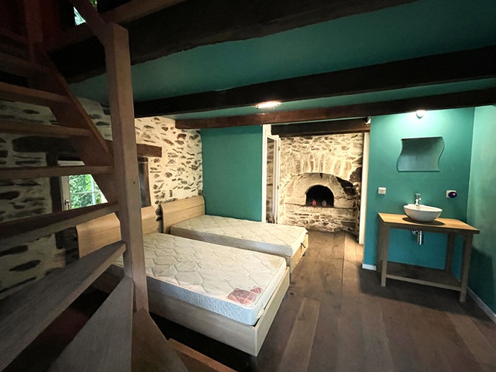 achat vente Ancien Corps de ferme Authentique a vendre  restauré , dépendances, gîtes Lapeyrugue , à 40mn Aurillac, cadre idyllique, sans voisins CANTAL AUVERGNE