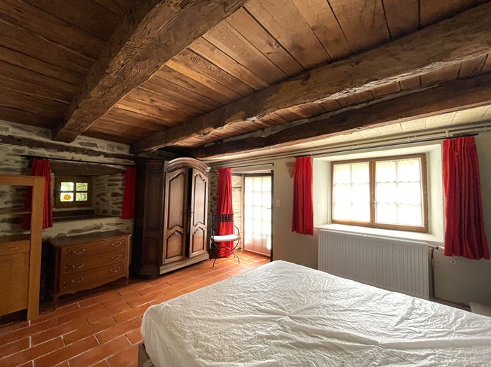 achat vente Ancien Corps de ferme Authentique a vendre  restauré , dépendances, gîtes Lapeyrugue , à 40mn Aurillac, cadre idyllique, sans voisins CANTAL AUVERGNE