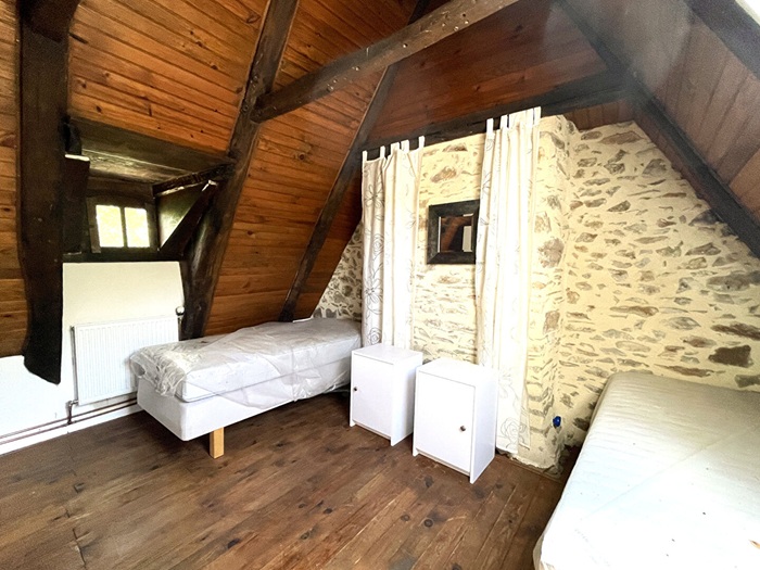 achat vente Ancien Corps de ferme Authentique a vendre  restauré , dépendances, gîtes Lapeyrugue , à 40mn Aurillac, cadre idyllique, sans voisins CANTAL AUVERGNE