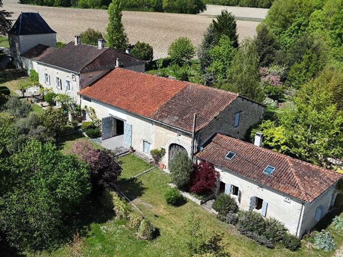 achat vente Propriété a vendre  , dépendances, piscine intérieure, maison d'amis Villetoureix , sans voisinage immédiat DORDOGNE AQUITAINE