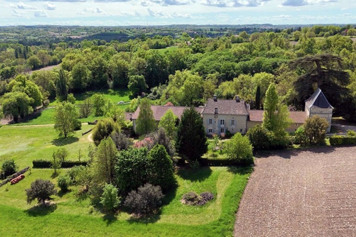 achat vente Propriété a vendre  , dépendances, piscine intérieure, maison d'amis Villetoureix , sans voisinage immédiat DORDOGNE AQUITAINE
