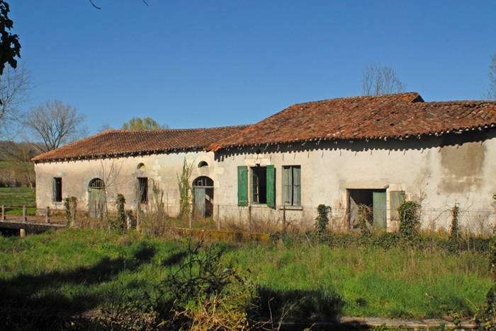 achat vente Ancien Moulin a vendre  à restaurer , dépendances Courlac ,  entre Chalais et Montmoreau CHARENTE POITOU CHARENTES