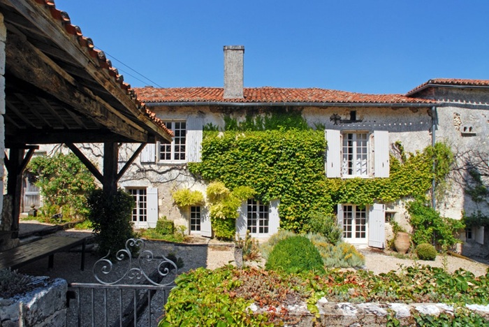 achat vente Gentilhommière  a vendre  , dépendances, piscine Bertric-burée , au bout d’un chemin privé, avec vue  DORDOGNE AQUITAINE