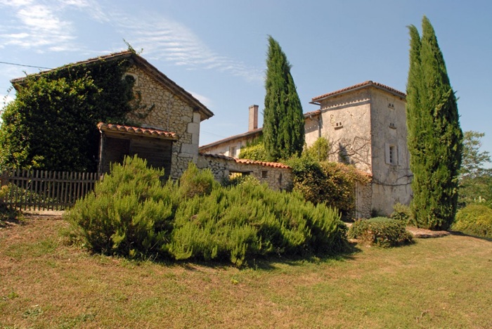 achat vente Gentilhommière  a vendre  , dépendances, piscine Bertric-burée , au bout d’un chemin privé, avec vue  DORDOGNE AQUITAINE
