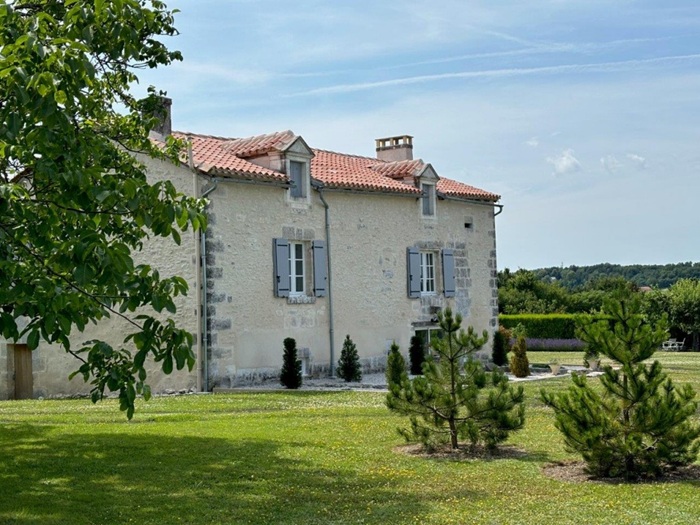 achat vente Demeure de caractère a vendre  entièrement restaurée , dépendances, puits Cherval , entre Riberac et Angoulême, lisère d’un petit hameau DORDOGNE AQUITAINE